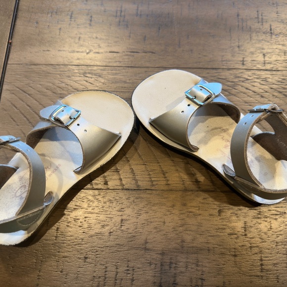 Salt water sandals. Size 8. - Picture 2 of 3